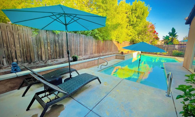 Fresno House | Spacious 4-bedroom house with pool and spa in north Fresno