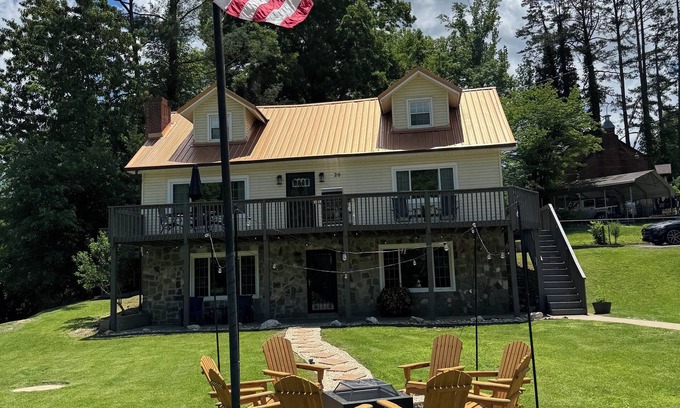 Mc Carr House | Spacious 4-bedroom house with all the extra amenities you’re looking for!