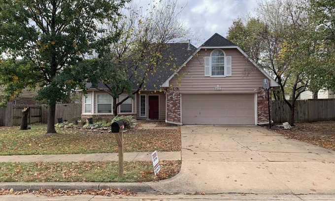 Owasso House | Spacious 4-bedroom house with AC and WiFi in charming Owasso
