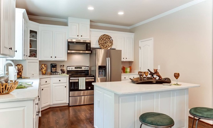 Sherwood Forest House | Prime Location 4 Bedroom Retreat - Pet & Child Friendly!