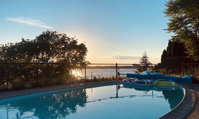 Moses Lake House | Beautiful 4-Bedroom Lakefront House with Private Dock & Pool