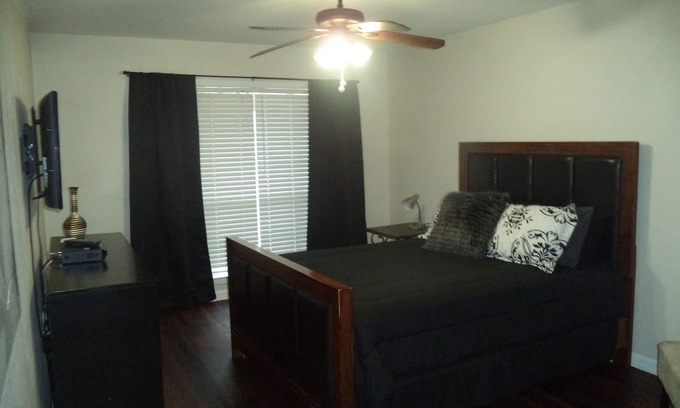 Garland House | Inviting 4 Bedroom Vacation Home with Great Amenities