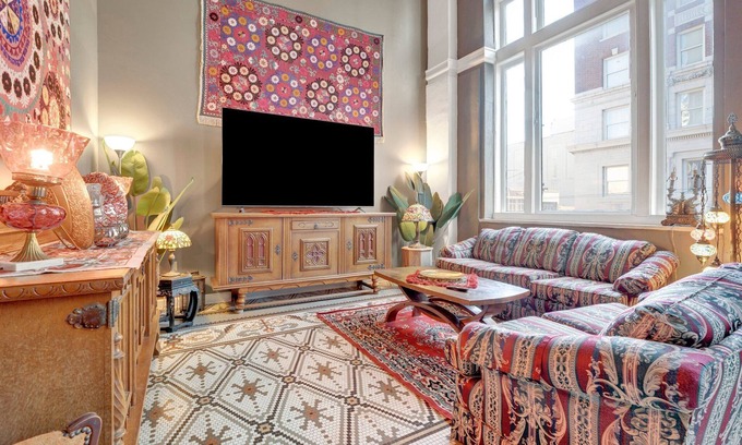 Downtown Memphis Apartment | Spacious 4-BR Apt, Fast WiFi in Downtown Memphis. Walk to Convention Center.