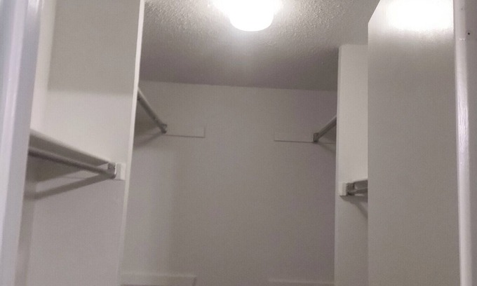 Universal City House | Spacious 4 BR house AC & WiFi in cool Universal City. Fenced yard, shop, RAFB