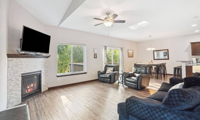 Tiffin House | Convenient 4 BR Home with Breakfast & Family-Friendly Amenities
