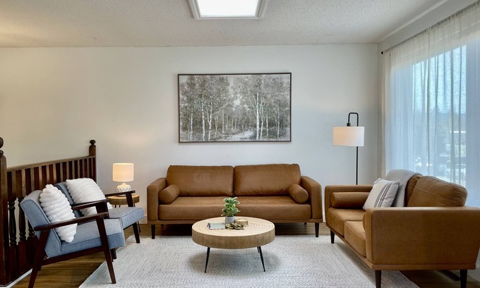 Hinton House | Ideal 4-BR Retreat Near Jasper with Breakfast Included
