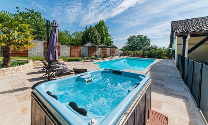 Trentels Cottage | Inviting 3-Star Cottage: Private Pool, Spa & Canoes Await