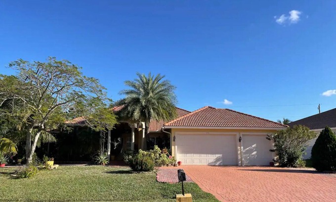 Port Saint Lucie House | Guest Rated 10/10 Villa with Backyard & Spa in PSL
