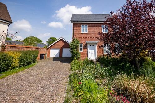 Romsey House | Inviting 4BD Home with Patio Garden & BBQ for Families
