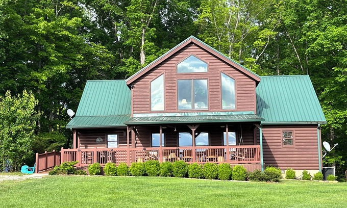 Spencer Cabin | Cozy Cabin with Pool & Kitchen - Minutes to Fall Creek Falls