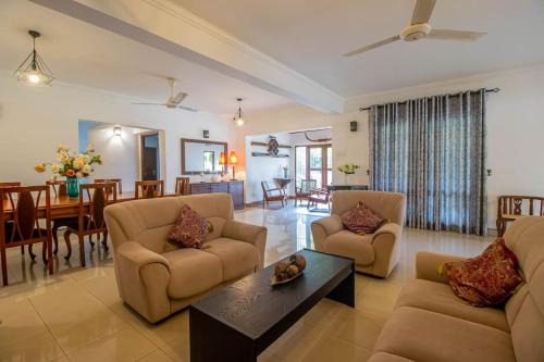 Rathmalana House | Family Villa with Balcony & Private Beach - 4-Star Stay