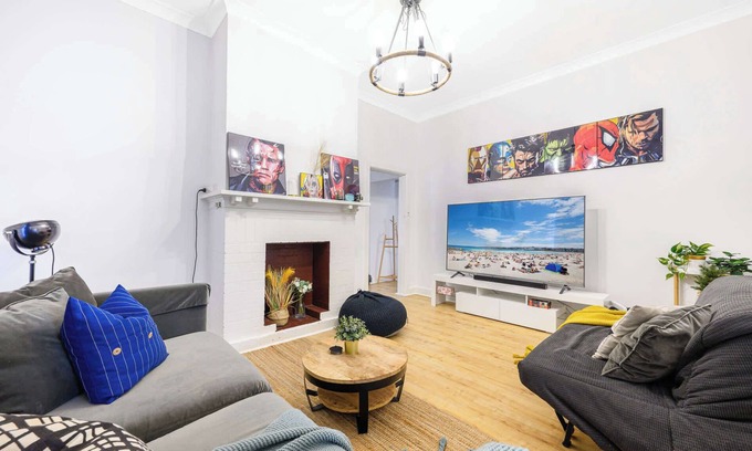 Belfield House | Spacious 4BR Straithfield house close 2 airport city