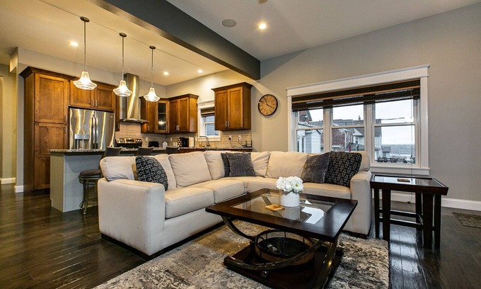 Dubuque House | Riverside Townhome with Spa & Breakfast in Historic Dubuque