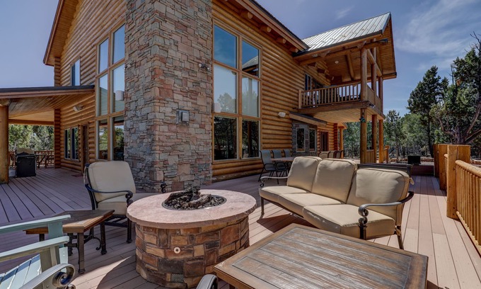 Zion National Park East Entrance House | Immaculate Log Home with Pool & Family-Friendly Amenities