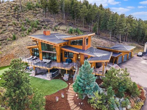 Bailey House | Relaxing Retreat at The Bailey Lodge with Hot Tub & Patio
