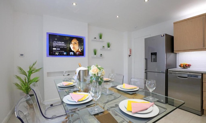 Leith Apartment | Family-Friendly 4BR Apartment in City Centre with Parking