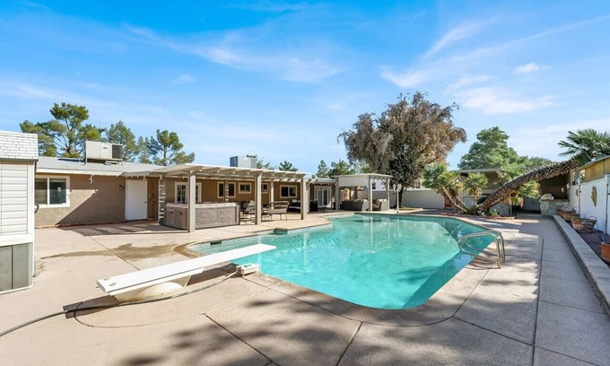 Enterprise House | Spacious 4BR+Den w/Pool, Jacuzzi, BBQ, Near Strip