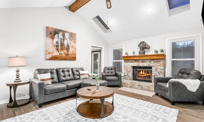 I-435 West KC-KS House | Pet-Friendly KC Charmer Near Legends with Breakfast Included