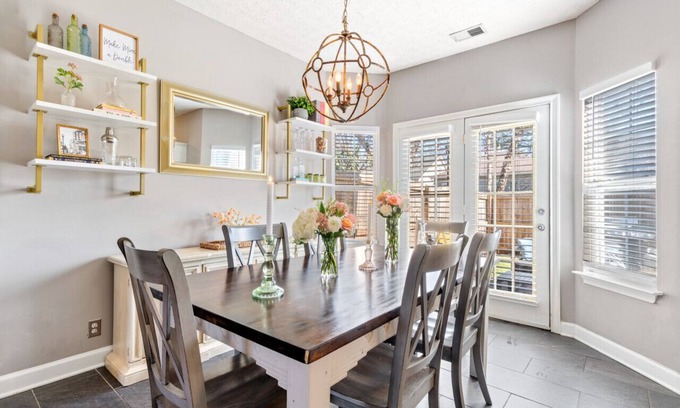 Hurwood Heights House | Pet-Friendly 4BR Retreat by Geodis Park – Guest Rated 9.8