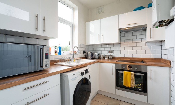 Sheffield House | Elegant Olive Grove House: Family-Friendly with Dining & Kitchen