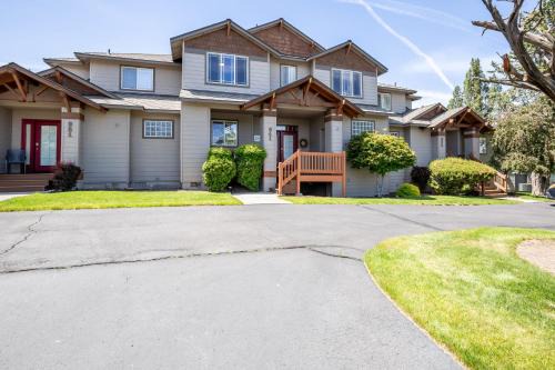 Redmond House | Inviting 4BR Retreat with Private Hot Tub at Eagle Crest