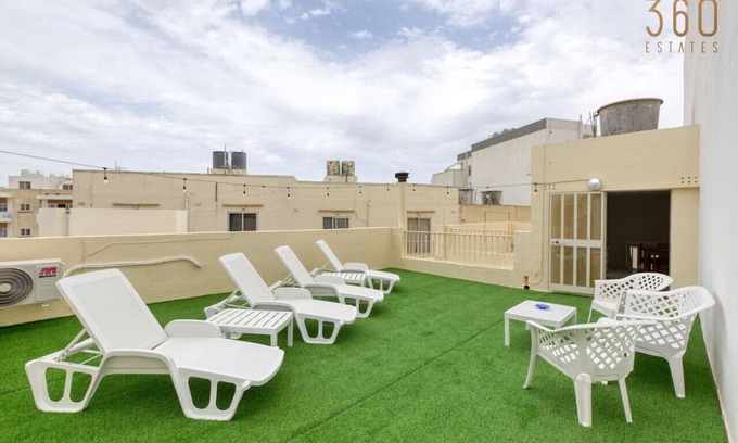 San Tumas House | Spacious 4BR Terraced House with Rooftop Access