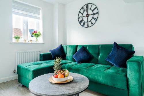 Milton Keynes House | Family-Friendly 4BR Townhouse with Free WiFi & Parking