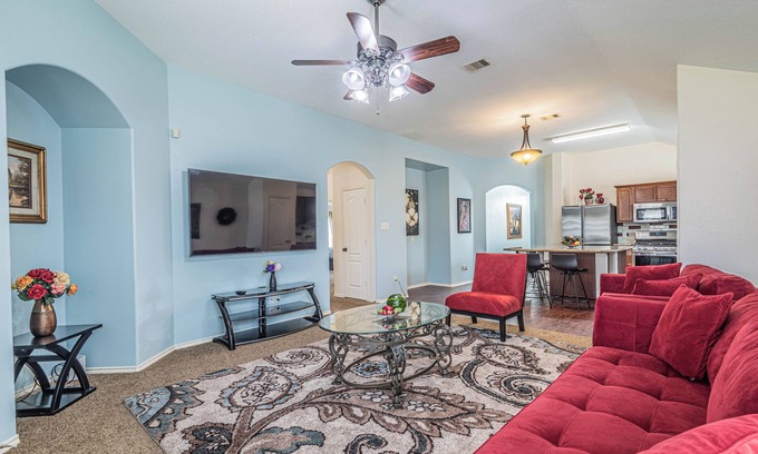 Humble House | Spacious 4BR Yard by IAH – 30 Day stays