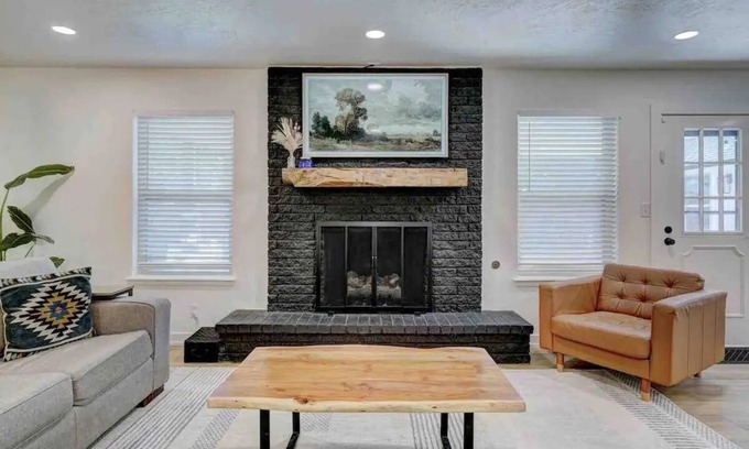 Norman House | Spacious 5-Bed by OU Campus – Modern, Fully Renovated, Game Day Ready!