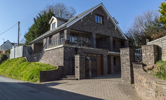 Kentchurch House | Beautiful 5-Bedroom Retreat with Hot Tub in Grosmont