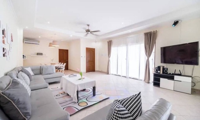 Jomtien Villa | Spacious 5-Bed Villa: 7 Mins to Walking Street