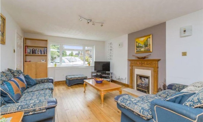 Horsham House | Family-Friendly 5 Bedroom House in Horsham, Guest Rated 8.6