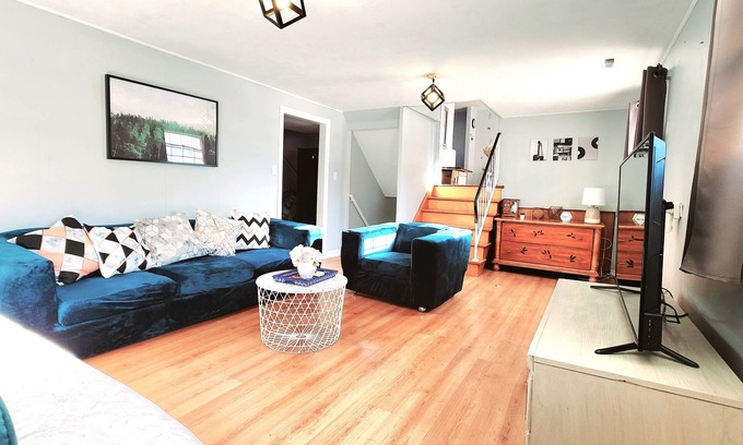 London House | Spacious 5-Bedroom Bungalow with Backyard Oasis
