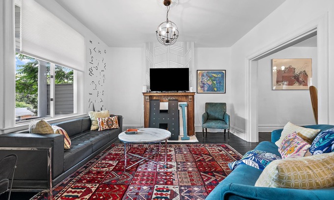 Pittsburgh House | Pet Friendly 5 Bedroom Retreat Near Attractions & Easy Check-In