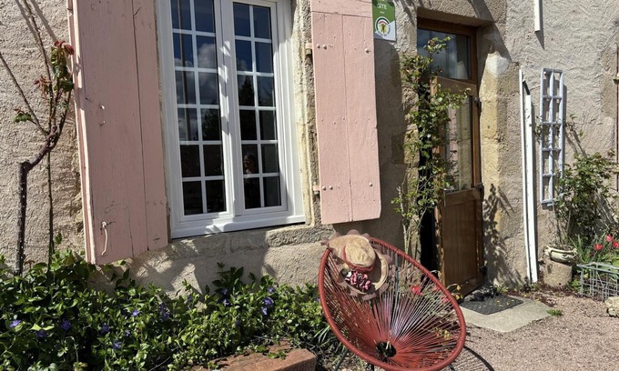 Trezelles Cottage | Pet-Friendly Gite Trézelles: Ideal for Family Getaways