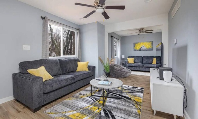 Des Moines House | Spacious 5-Bedroom Retreat with Ping Pong & Wifi in Des Moines
