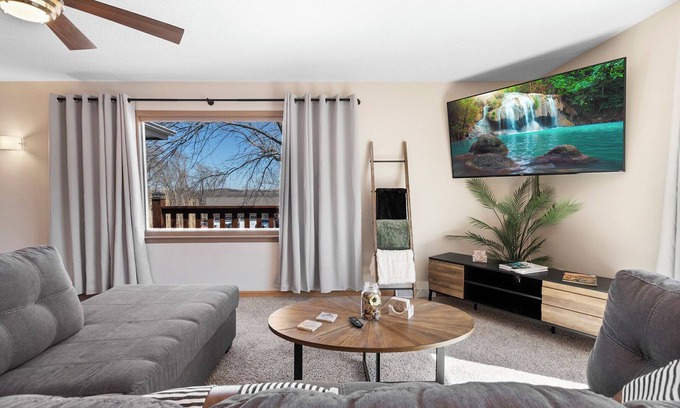 Manhattan House | Spacious 5-bedroom house in welcoming Manhattan