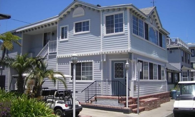 Avalon House | Inviting 5-Bedroom Beachside Retreat with Stunning Ocean Views