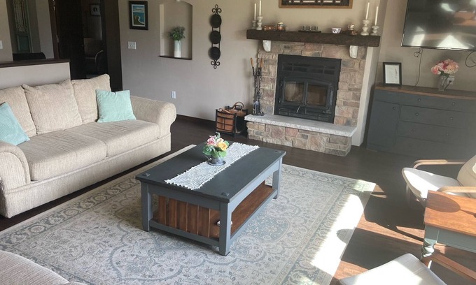 Neenah House | Spacious 5-Bedroom Home in Quiet Neighborhood