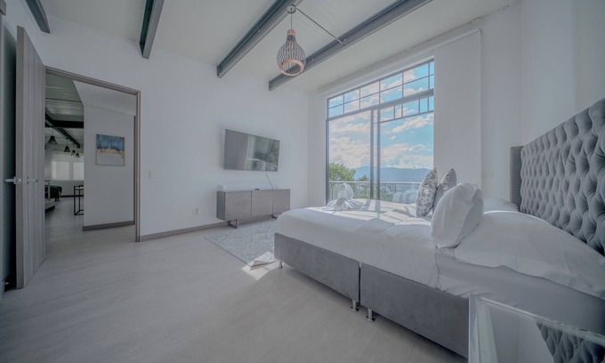 Villa Hermosa House | Spacious 5-bedroom house in amazing Medellín with WiFi