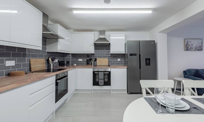 Renhold House | Spacious 5-bedroom house with WiFi in enjoyable Bedford