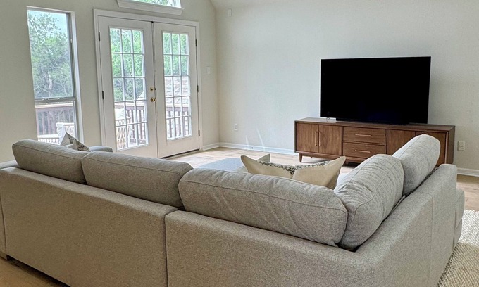 Steiner Ranch House | Spacious 5 Bedroom near Lake Austin & Travis with Pool, Hot Tub, Putt Putt