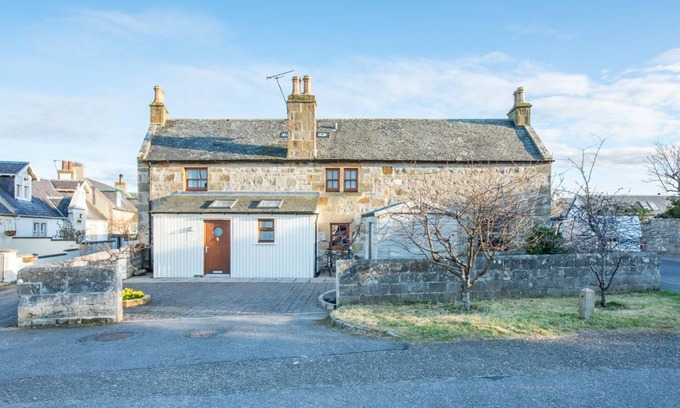 Kinloss House | Pet-Friendly 5 Bedroom Cottage in Findhorn for Families