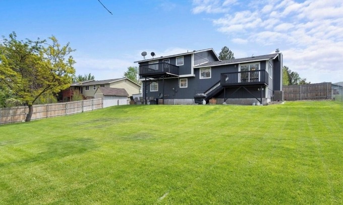 Benton City House | Spacious 5-bedroom townhome in charming Benton City