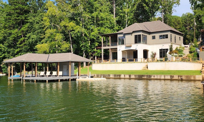 Jacksons' Gap House | Spacious 5-bedroom lake front house in cool Jacksons' Gap with AC, WiFi