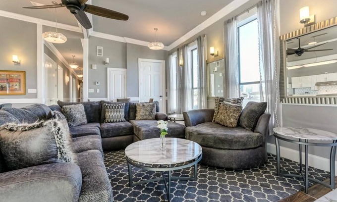Faubourg Lafayette Condo | Cozy 5-Bedroom Condo with Breakfast in New Orleans