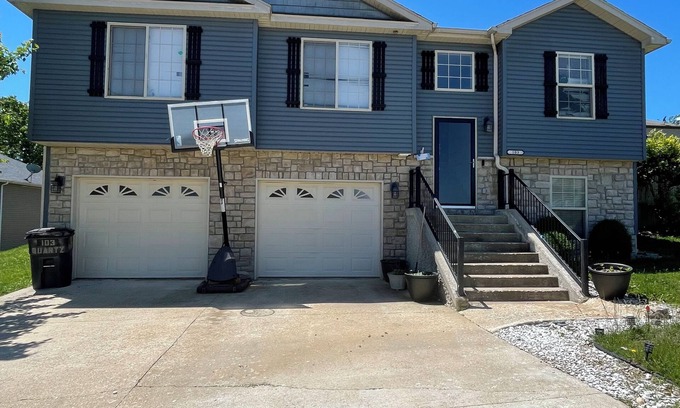 St. Robert House | Spacious 5-bedroom house with WiFi, AC in fantastic Saint Robert
