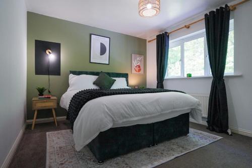 Stevenage House | Spacious 5 Bedrooms Sleeps 9 3 Bath and Parking Ideal for Contractors