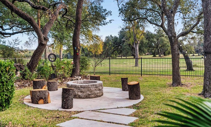 Spicewood At Bullcreek House | Spacious 5-BR Retreat in North Austin with Firepit!