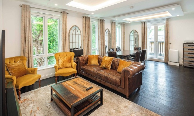 Ravenscourt Park House | Spacious 5BD Family Home in Leafy West London